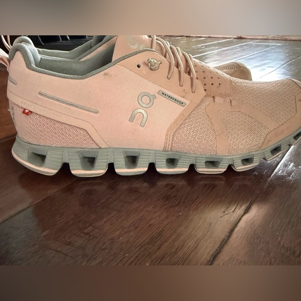 ON Cloud Waterproof women’s running shoes size 9